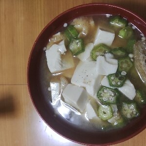 豆腐と油揚げとオクラの味噌汁